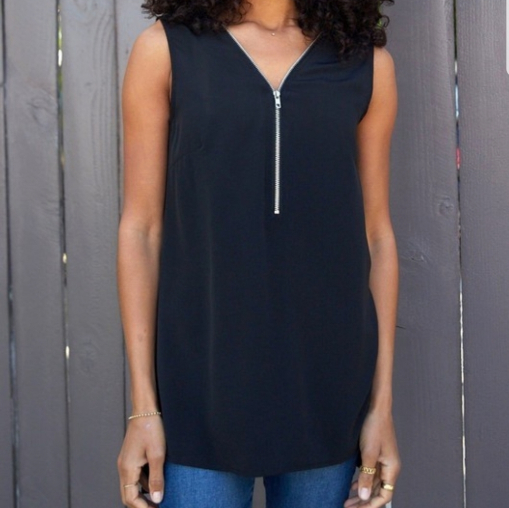 Black zippered tanktop